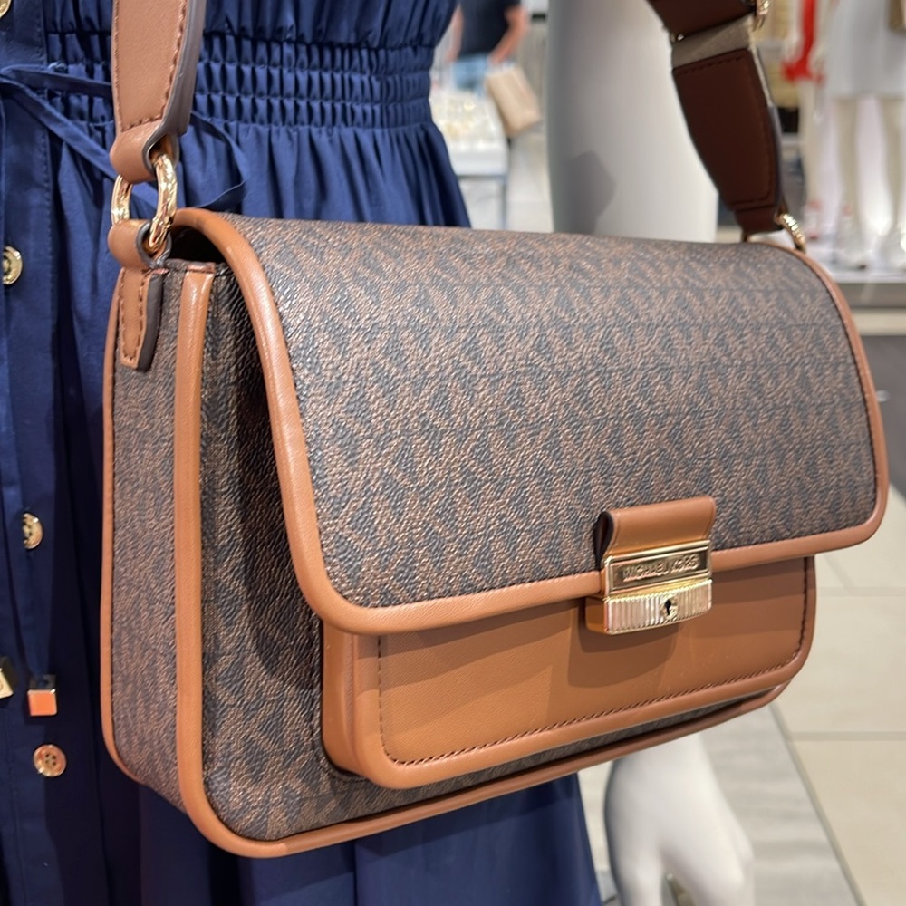 Michael Kors Bradshaw Medium Signature Logo Messenger Bag
Brown 
NWT - Picture 16 of 16
